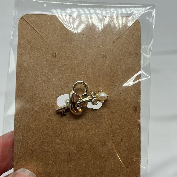 Vintage Lock and Key Silver Pin - Picture 5 of 5